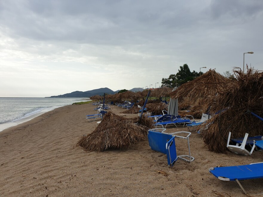 Ισχυρές καταιγίδες σάρωσαν την Κεντρική και Δυτική Ελλάδα  - Αγνοείται ψαράς μετά από μπουρίνι στην Αμφιλοχία