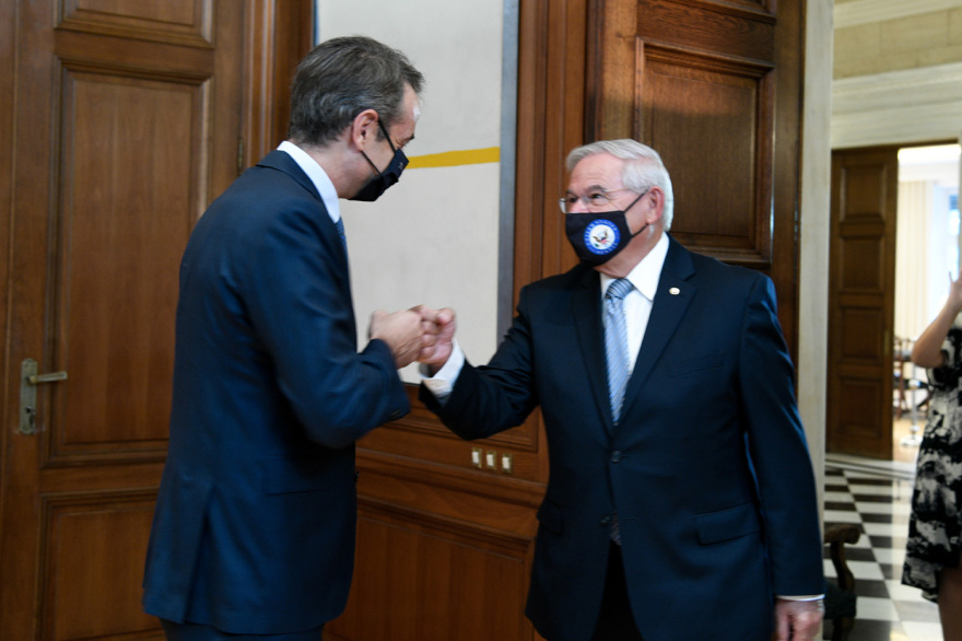 Μενέντεζ σε Μητσοτάκη για πυρκαγιές: «Η απώλεια της περιουσίας προκαλεί πόνο αλλά οι ανθρώπινες ζωές είναι ό,τι πιο σημαντικό»