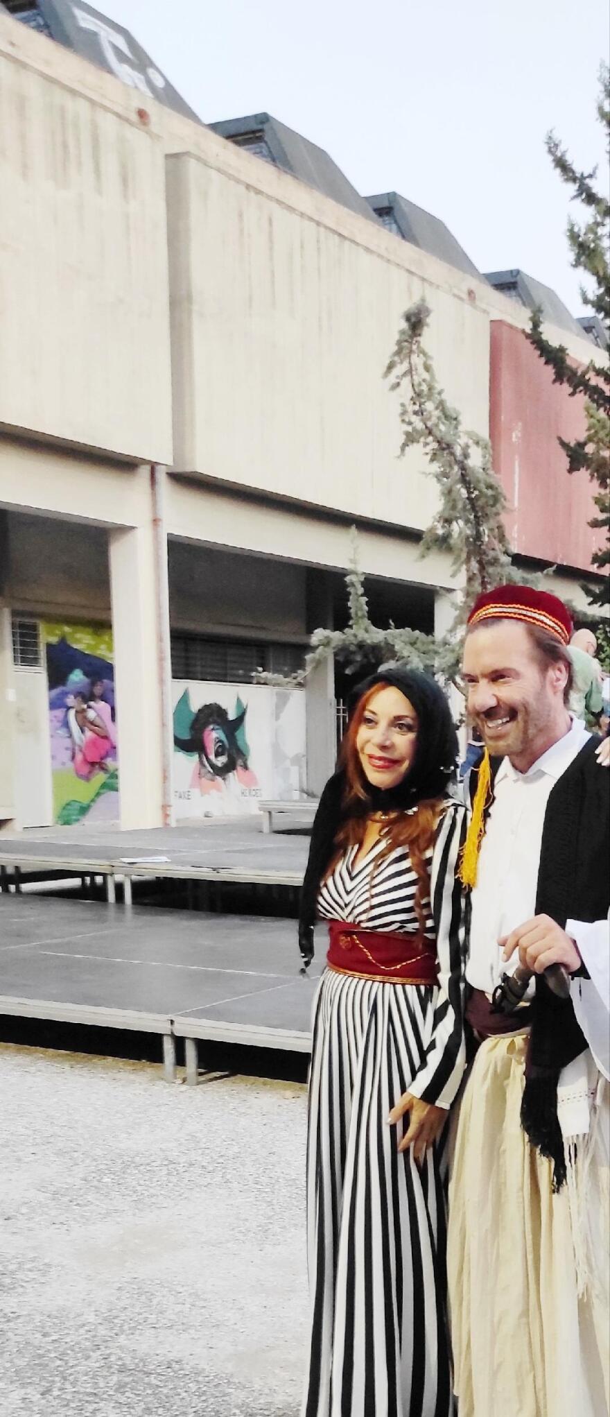 Η Νάντια Καραγιάννη τραγουδά στην επετειακή παράσταση των Ελλήνων ηθοποιών στο Ηρώδειο