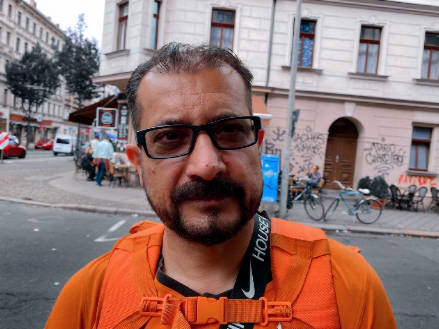 Αφγανός υπουργός έγινε διανομέας με ποδήλατο στη Γερμανία και τώρα τον κάνουν μάνατζερ