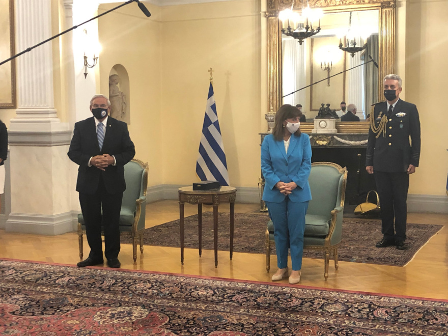 Δείτε φωτογραφίες από την παρασημοφόρηση Μενέντεζ από την Σακελλαροπούλου