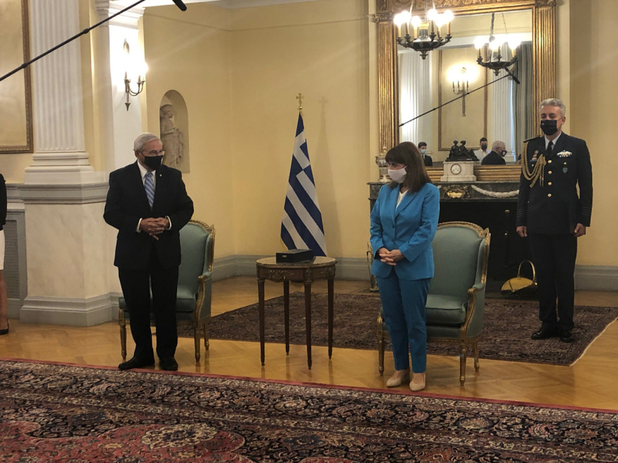 Δείτε φωτογραφίες από την παρασημοφόρηση Μενέντεζ από την Σακελλαροπούλου