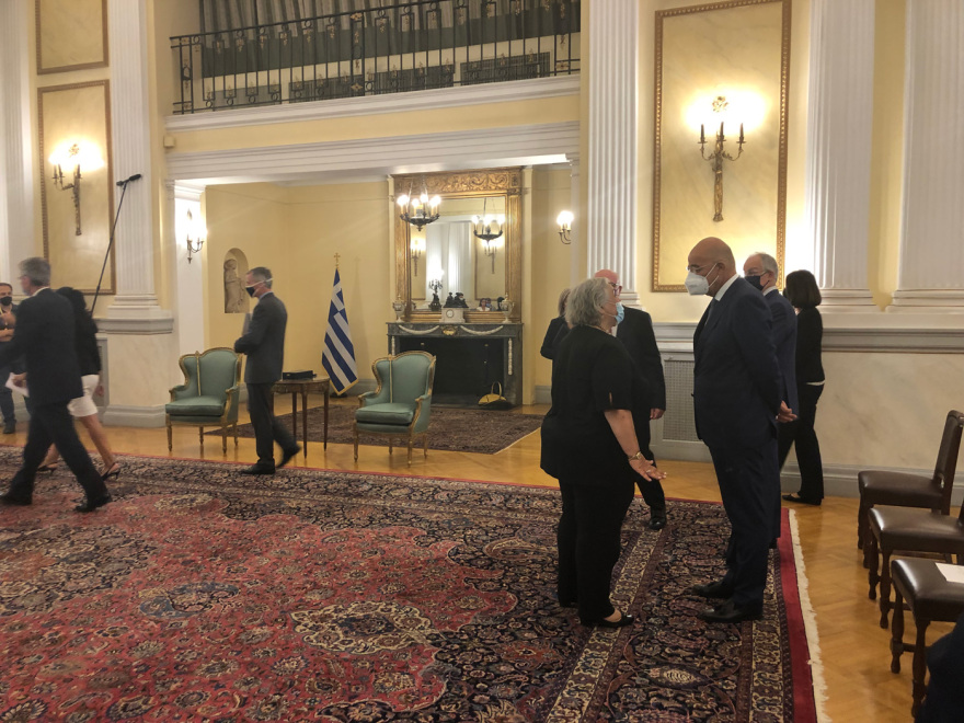 Δείτε φωτογραφίες από την παρασημοφόρηση Μενέντεζ από την Σακελλαροπούλου