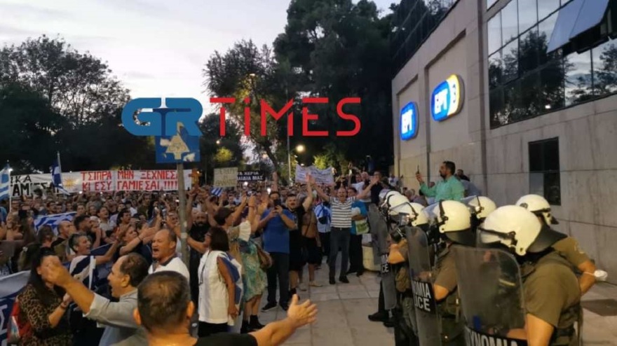 Επεισόδια με τους αντιεμβολιαστές στο Σύνταγμα - Χημικά από την Αστυνομία (Δείτε βίντεο και φωτογραφίες) 