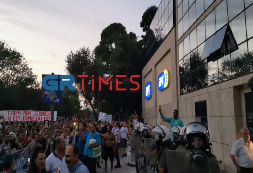 Επεισόδια με τους αντιεμβολιαστές στο Σύνταγμα - Χημικά από την Αστυνομία (Δείτε βίντεο και φωτογραφίες) 