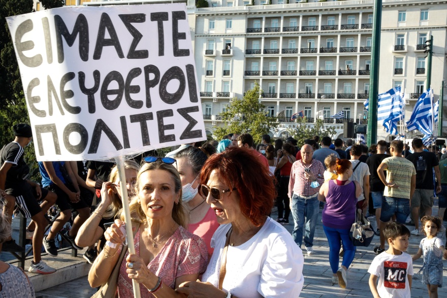 Επεισόδια με τους αντιεμβολιαστές στο Σύνταγμα - Χημικά από την Αστυνομία (Δείτε βίντεο και φωτογραφίες) 