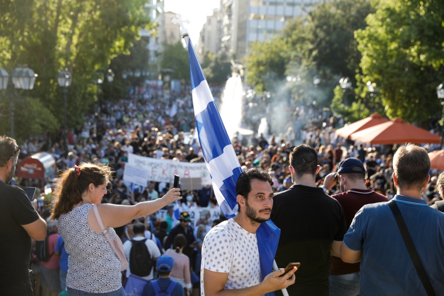 Επεισόδια με τους αντιεμβολιαστές στο Σύνταγμα - Χημικά από την Αστυνομία (Δείτε βίντεο και φωτογραφίες) 