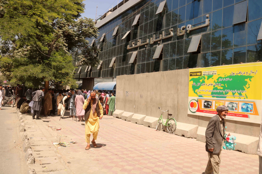 Αφγανιστάν: Μετά το... ξύλο στα ATM, απόφαση για όριο ανάληψης 200 δολ. ανά άτομο την εβδομάδα!