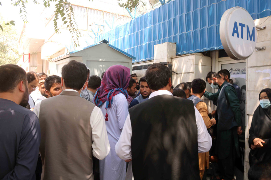 Αφγανιστάν: Μετά το... ξύλο στα ATM, απόφαση για όριο ανάληψης 200 δολ. ανά άτομο την εβδομάδα!