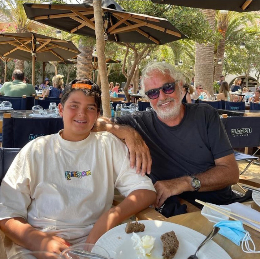 Μύκονος: Ο Φλάβιο Μπριατόρε αφίχθη με την θαλαμηγό του - Δείτε φωτογραφίες