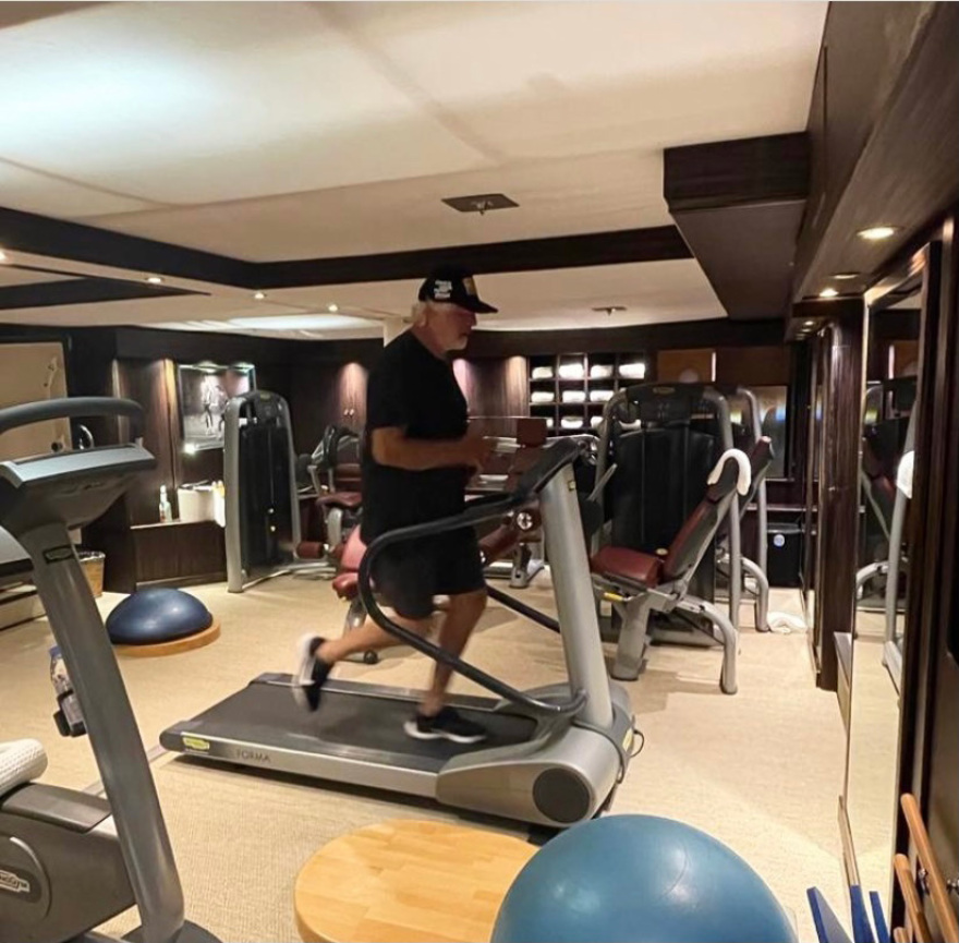 Μύκονος: Ο Φλάβιο Μπριατόρε αφίχθη με την θαλαμηγό του - Δείτε φωτογραφίες