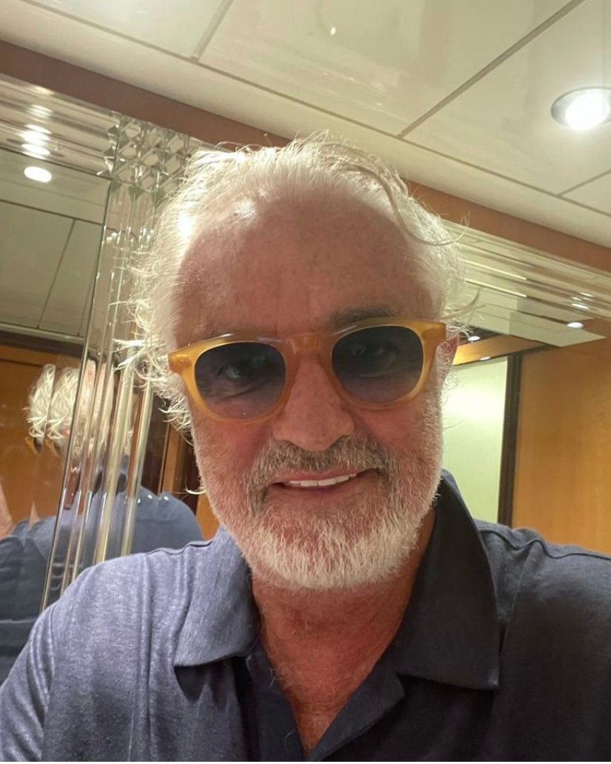 Μύκονος: Ο Φλάβιο Μπριατόρε αφίχθη με την θαλαμηγό του - Δείτε φωτογραφίες