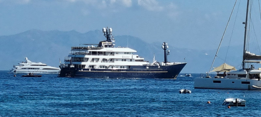 Μύκονος: Ο Φλάβιο Μπριατόρε αφίχθη με την θαλαμηγό του - Δείτε φωτογραφίες