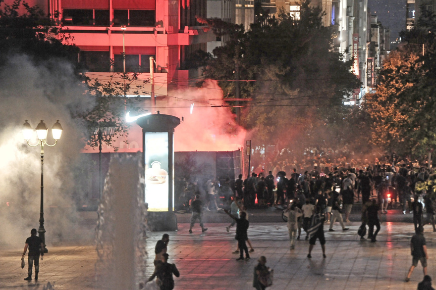 Επεισόδια με τους αντιεμβολιαστές στο Σύνταγμα - Χημικά από την Αστυνομία (Δείτε βίντεο και φωτογραφίες) 