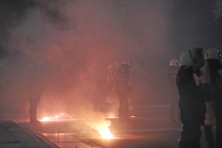 Επεισόδια με τους αντιεμβολιαστές στο Σύνταγμα - Χημικά από την Αστυνομία (Δείτε βίντεο και φωτογραφίες) 