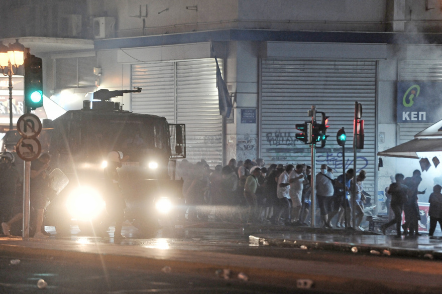 Επεισόδια με τους αντιεμβολιαστές στο Σύνταγμα - Χημικά από την Αστυνομία (Δείτε βίντεο και φωτογραφίες) 