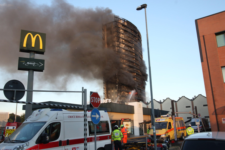 Ιταλία: Πυρκαγιά σε ουρανοξύστη του Μιλάνου - Δείτε φωτογραφίες