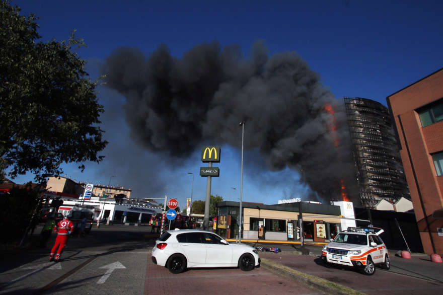 Ιταλία: Πυρκαγιά σε ουρανοξύστη του Μιλάνου - Δείτε φωτογραφίες