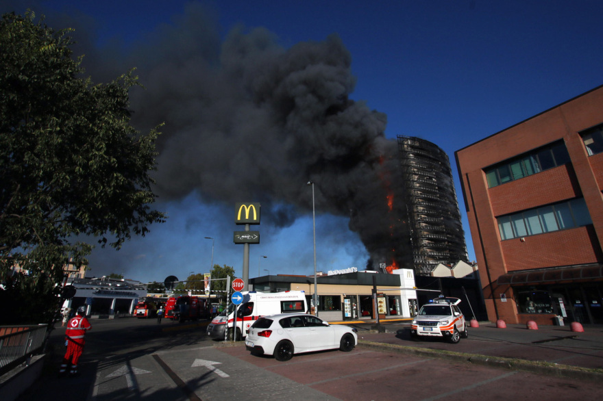 Ιταλία: Πυρκαγιά σε ουρανοξύστη του Μιλάνου - Δείτε φωτογραφίες