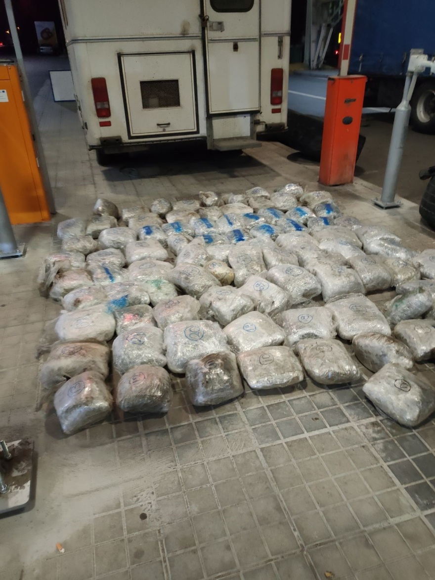 ΑΑΔΕ: Μπλόκο σε φορτηγό με 90 κιλά κάνναβη σε ρεζέρβες (βίντεο)