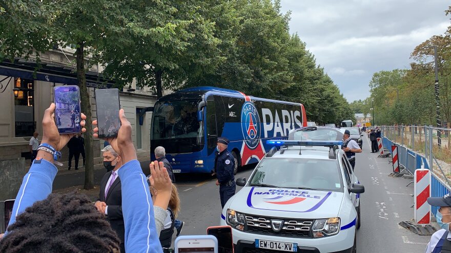 Λιονέλ Μέσι: Πρωτοφανής φρενίτιδα από χιλιάδες οπαδούς στο Παρίσι - Δείτε βίντεο και φωτογραφίες