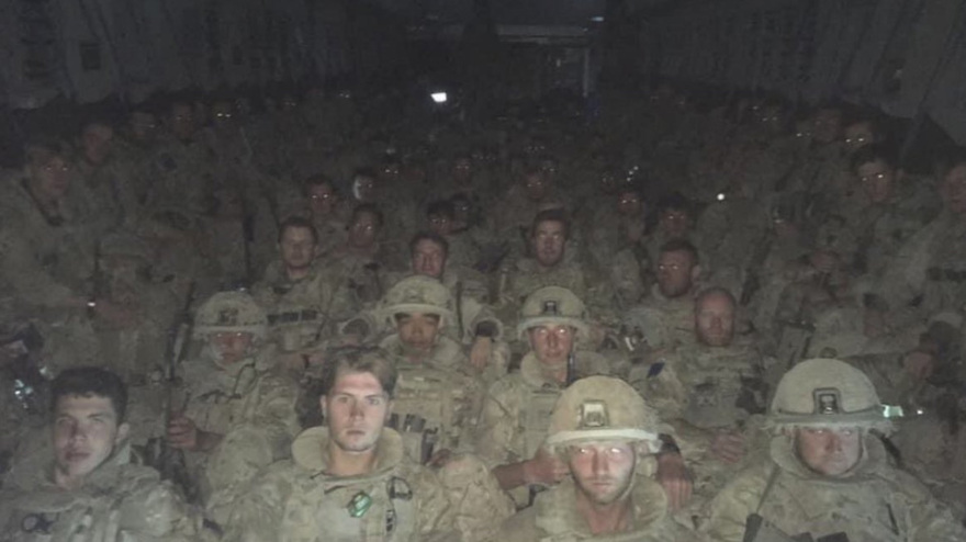 Αφγανιστάν: Εξουθενωμένοι Βρετανοί στρατιώτες εγκαταλείπουν την Καμπούλ - «Θα επιστρέψουμε», λέει ο Μπόρις Τζόνσον