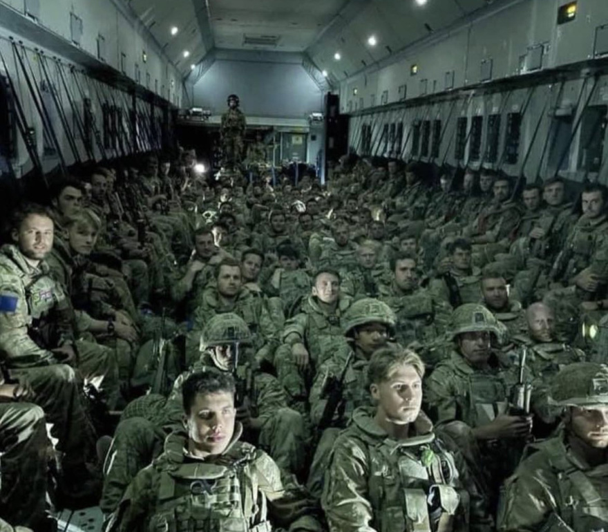 Αφγανιστάν: Εξουθενωμένοι Βρετανοί στρατιώτες εγκαταλείπουν την Καμπούλ - «Θα επιστρέψουμε», λέει ο Μπόρις Τζόνσον