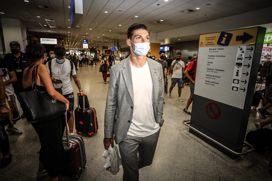 Έφτασε στην Αθήνα για την ΑΕΚ ο Τσούμπερ - Δείτε βίντεο και φωτογραφίες