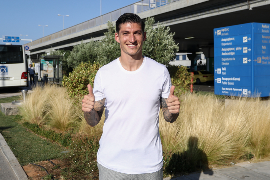 Έφτασε στην Αθήνα για την ΑΕΚ ο Τσούμπερ - Δείτε βίντεο και φωτογραφίες