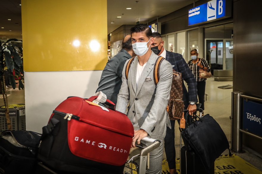 Έφτασε στην Αθήνα για την ΑΕΚ ο Τσούμπερ - Δείτε βίντεο και φωτογραφίες