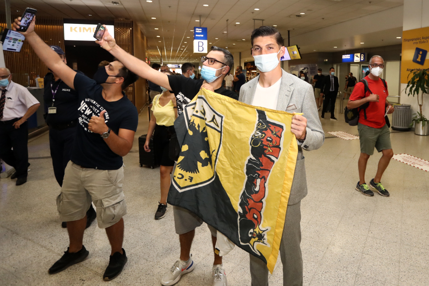 Έφτασε στην Αθήνα για την ΑΕΚ ο Τσούμπερ - Δείτε βίντεο και φωτογραφίες