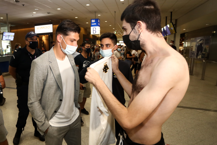 Έφτασε στην Αθήνα για την ΑΕΚ ο Τσούμπερ - Δείτε βίντεο και φωτογραφίες