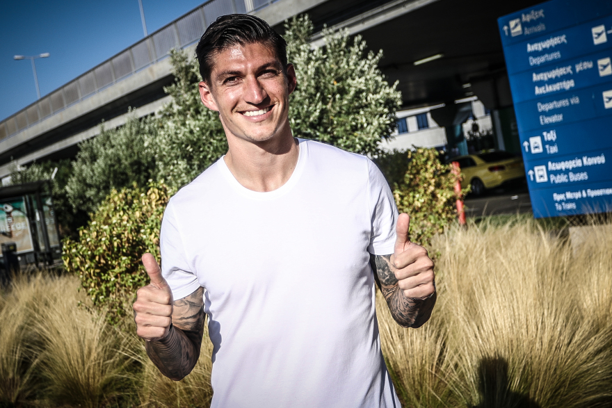 Έφτασε στην Αθήνα για την ΑΕΚ ο Τσούμπερ - Δείτε βίντεο και φωτογραφίες