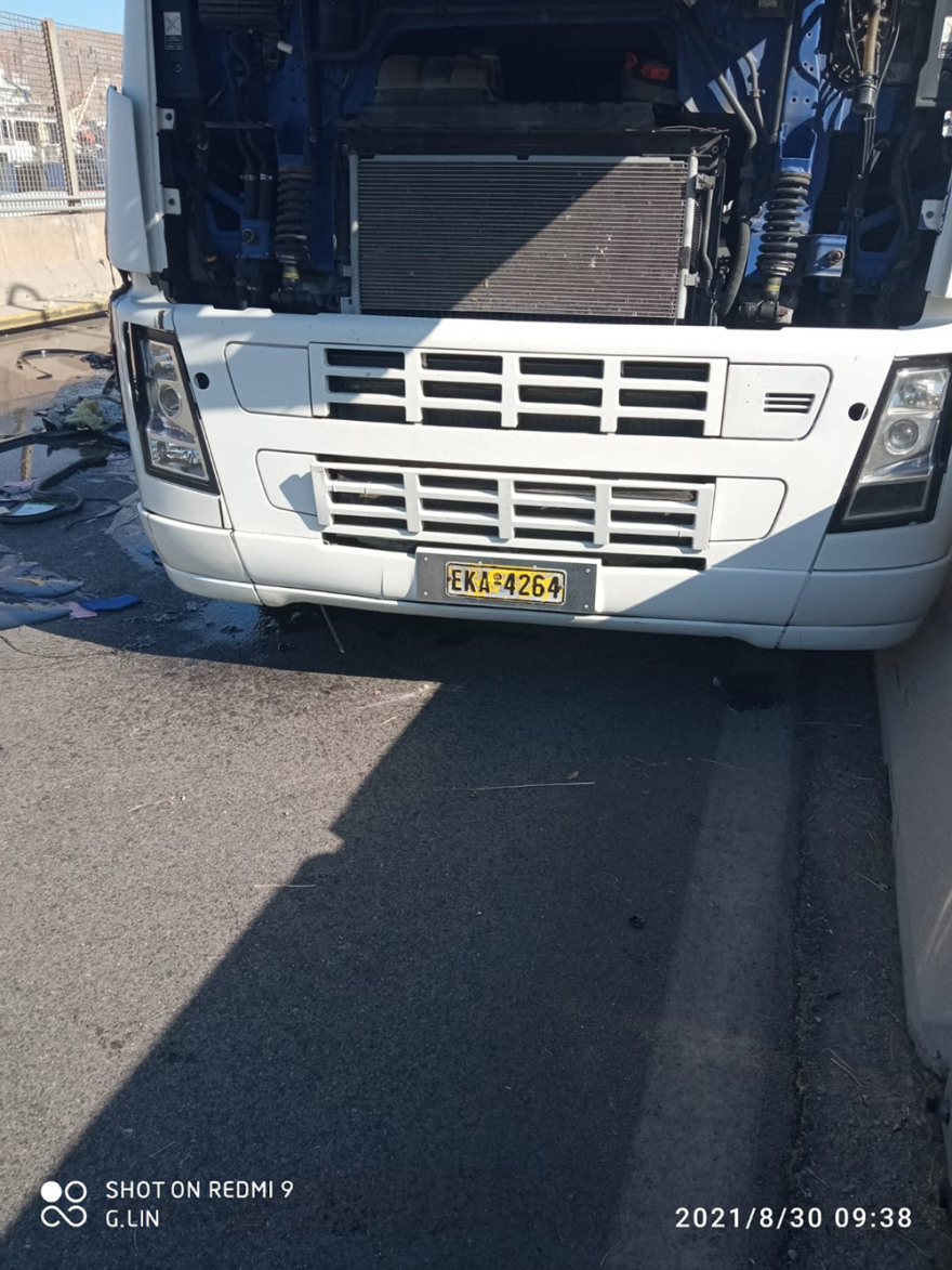 Ανατροπή βυτιοφόρου: Πάνω από έξι ώρες κλειστή η λεωφόρος στη Δραπετσώνα