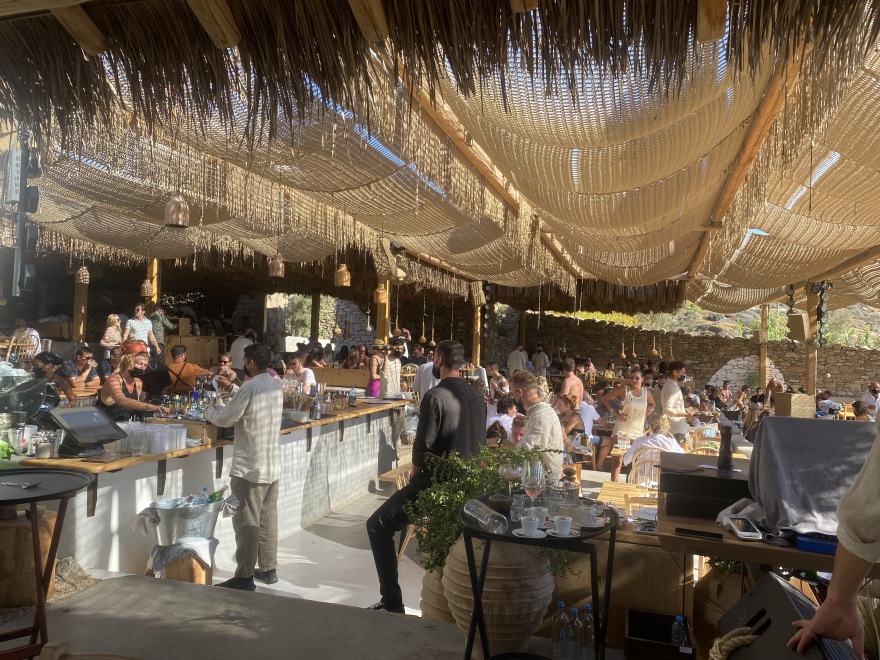 Μύκονος: «Πέταξε» 40% πάνω από το 2019 η τουριστική κίνηση στο νησί των ανέμων 