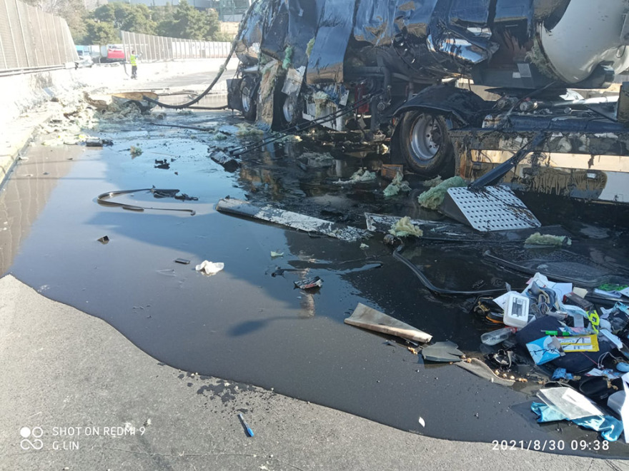 Ανατροπή βυτιοφόρου: Πάνω από έξι ώρες κλειστή η λεωφόρος στη Δραπετσώνα