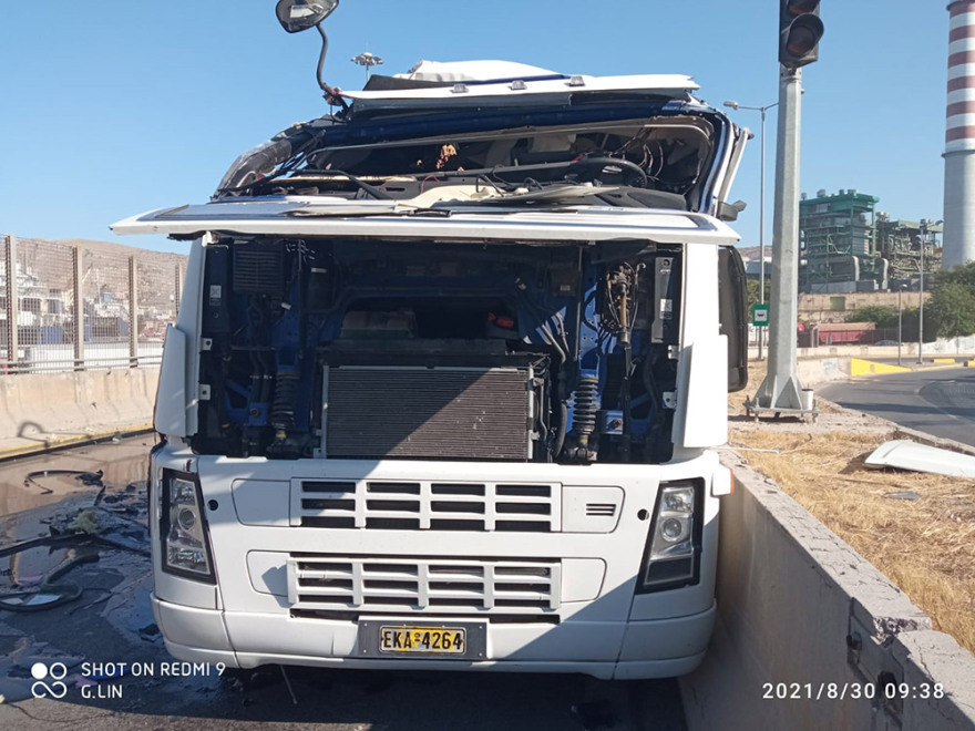 Ανατροπή βυτιοφόρου: Πάνω από έξι ώρες κλειστή η λεωφόρος στη Δραπετσώνα