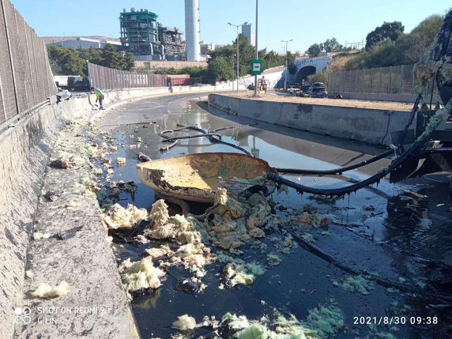 Ανατροπή βυτιοφόρου: Πάνω από έξι ώρες κλειστή η λεωφόρος στη Δραπετσώνα