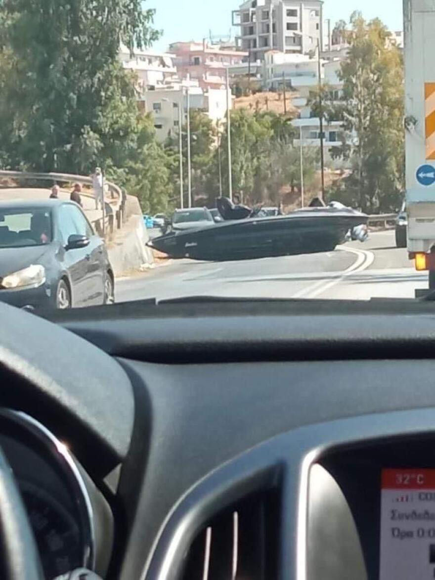 Του έφυγε το τρέιλερ με το σκάφος στον δρόμο προς Χαλκίδα