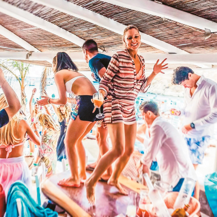 Μύκονος: «Πέταξε» 40% πάνω από το 2019 η τουριστική κίνηση στο νησί των ανέμων 