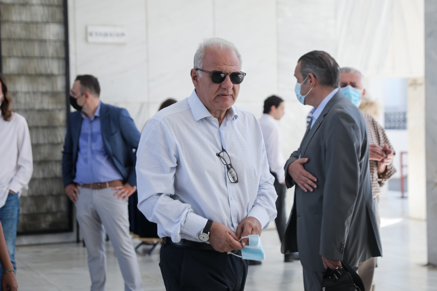 Η κηδεία του Άκη Τσοχατζόπουλου: Λύγισε η Βίκυ μπροστά στο φέρετρο