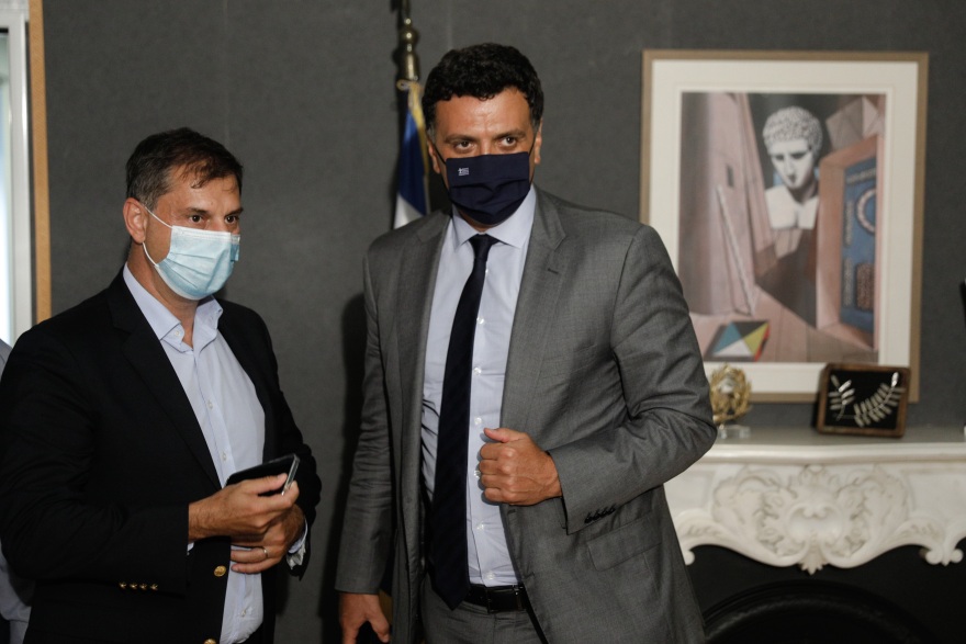 Θεοχάρης σε Κικίλια: «Μπροστά σου έχεις έναν αγώνα που δεν λήγει ποτέ»