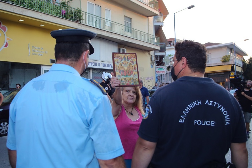 Λάρισα: Επεισοδιακή υποδοχή της «Αμάλ» - Ματ, πέτρες και προπηλακισμοί (βίντεο και φωτογραφίες)