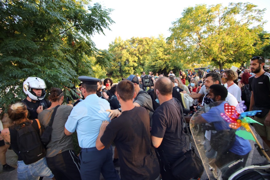 Λάρισα: Επεισοδιακή υποδοχή της «Αμάλ» - Ματ, πέτρες και προπηλακισμοί (βίντεο και φωτογραφίες)