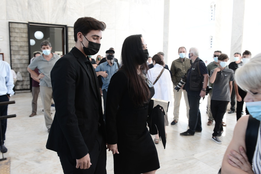Η κηδεία του Άκη Τσοχατζόπουλου: Λύγισε η Βίκυ μπροστά στο φέρετρο