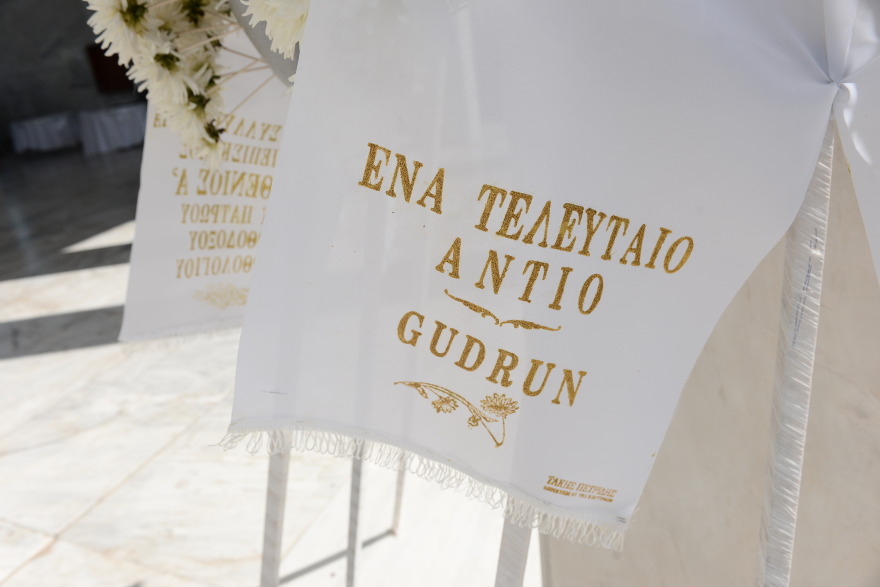 Η κηδεία του Άκη Τσοχατζόπουλου: Λύγισε η Βίκυ μπροστά στο φέρετρο