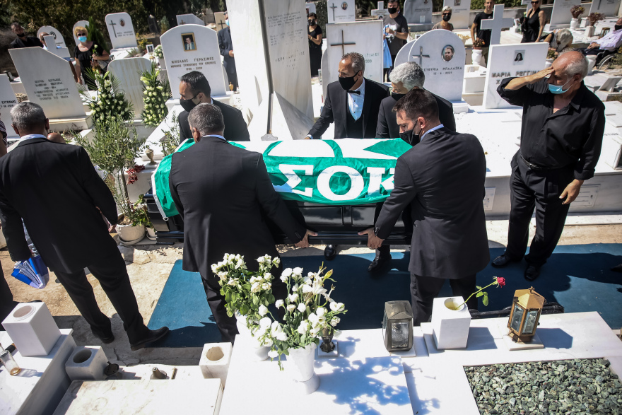 Η κηδεία του Άκη Τσοχατζόπουλου: Λύγισε η Βίκυ μπροστά στο φέρετρο