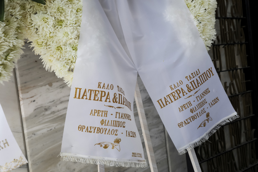 Η κηδεία του Άκη Τσοχατζόπουλου: Λύγισε η Βίκυ μπροστά στο φέρετρο