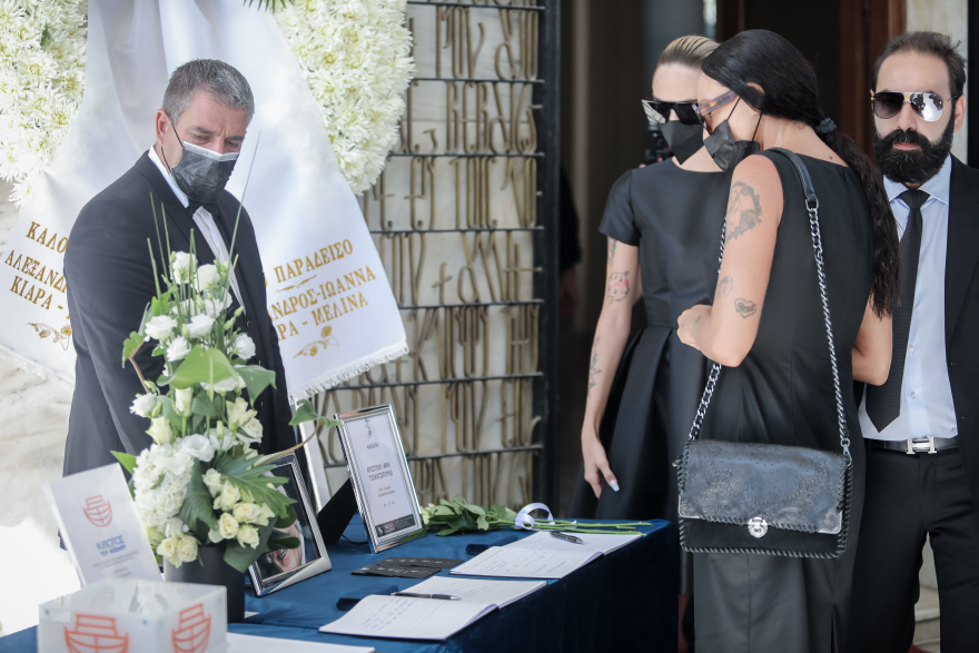 Η κηδεία του Άκη Τσοχατζόπουλου: Λύγισε η Βίκυ μπροστά στο φέρετρο