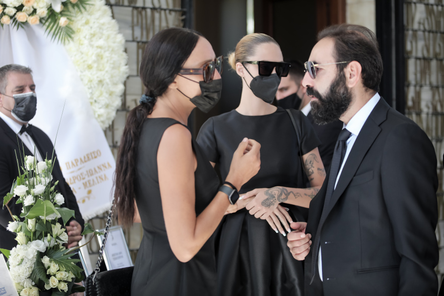 Η κηδεία του Άκη Τσοχατζόπουλου: Λύγισε η Βίκυ μπροστά στο φέρετρο
